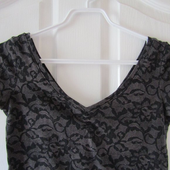 Fitted Black and Grey V-Neck Top - Picture 2 of 5